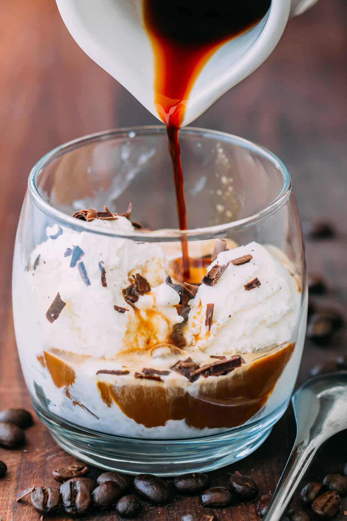 Affogato Coffee Dessert 8 - معرفی انواع نوشیدنی سرد و گرم قهوه